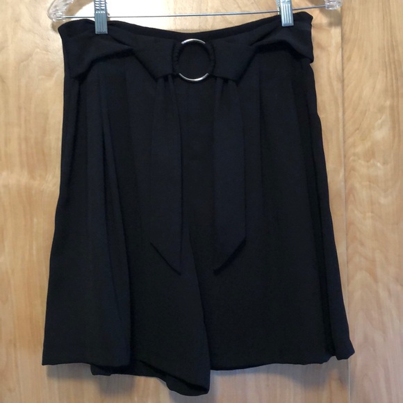 Zara Loose Fitting Shorts - Picture 2 of 4